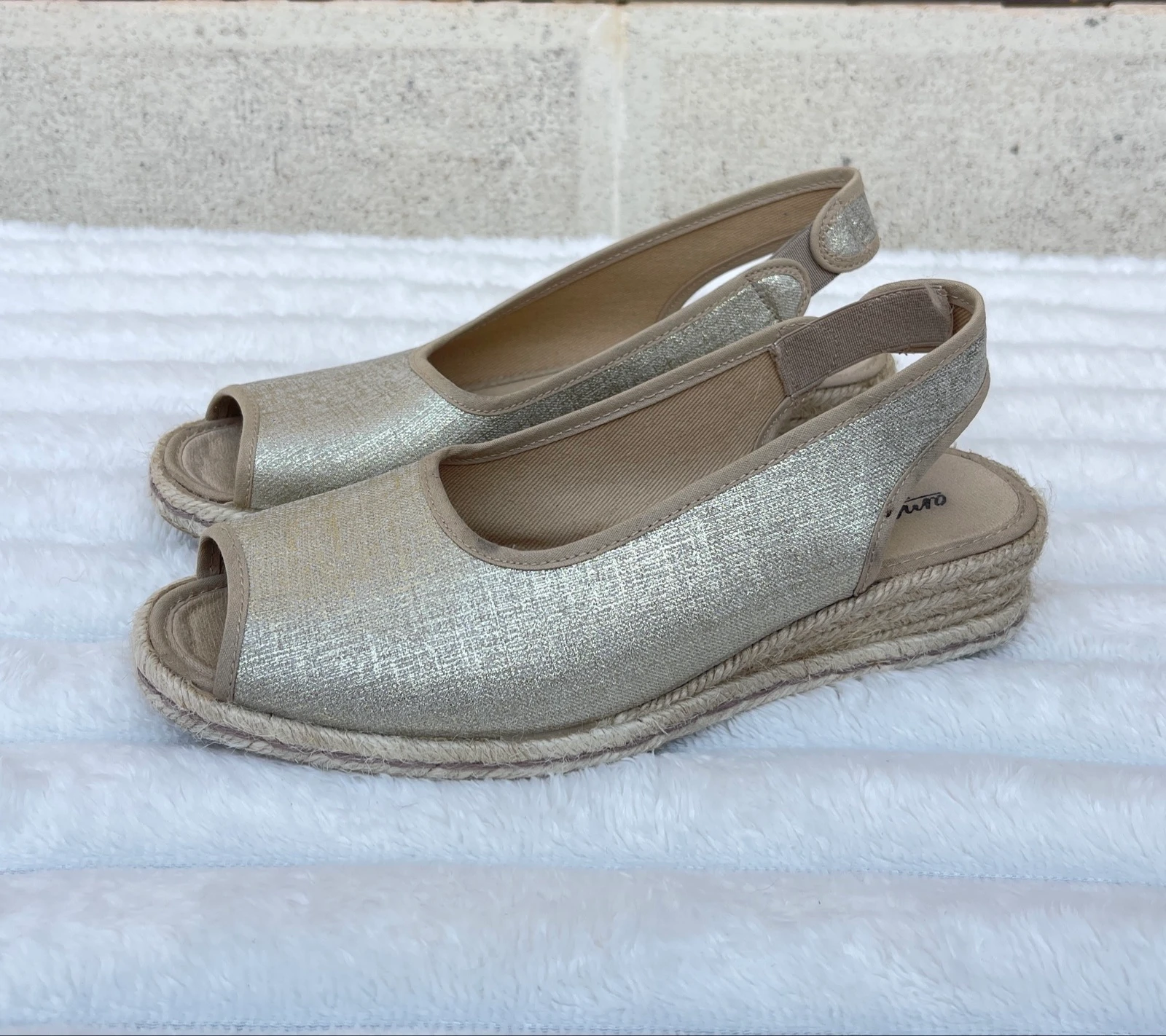 Alpargatas cuña doradas • Amelie by Hess • Talla 38